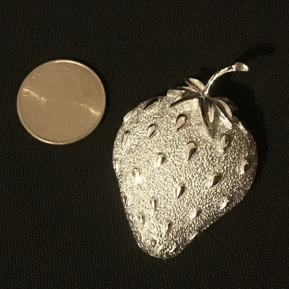 Sarah Coventry strawberry pin.  Vintage - Picture 4 of 4